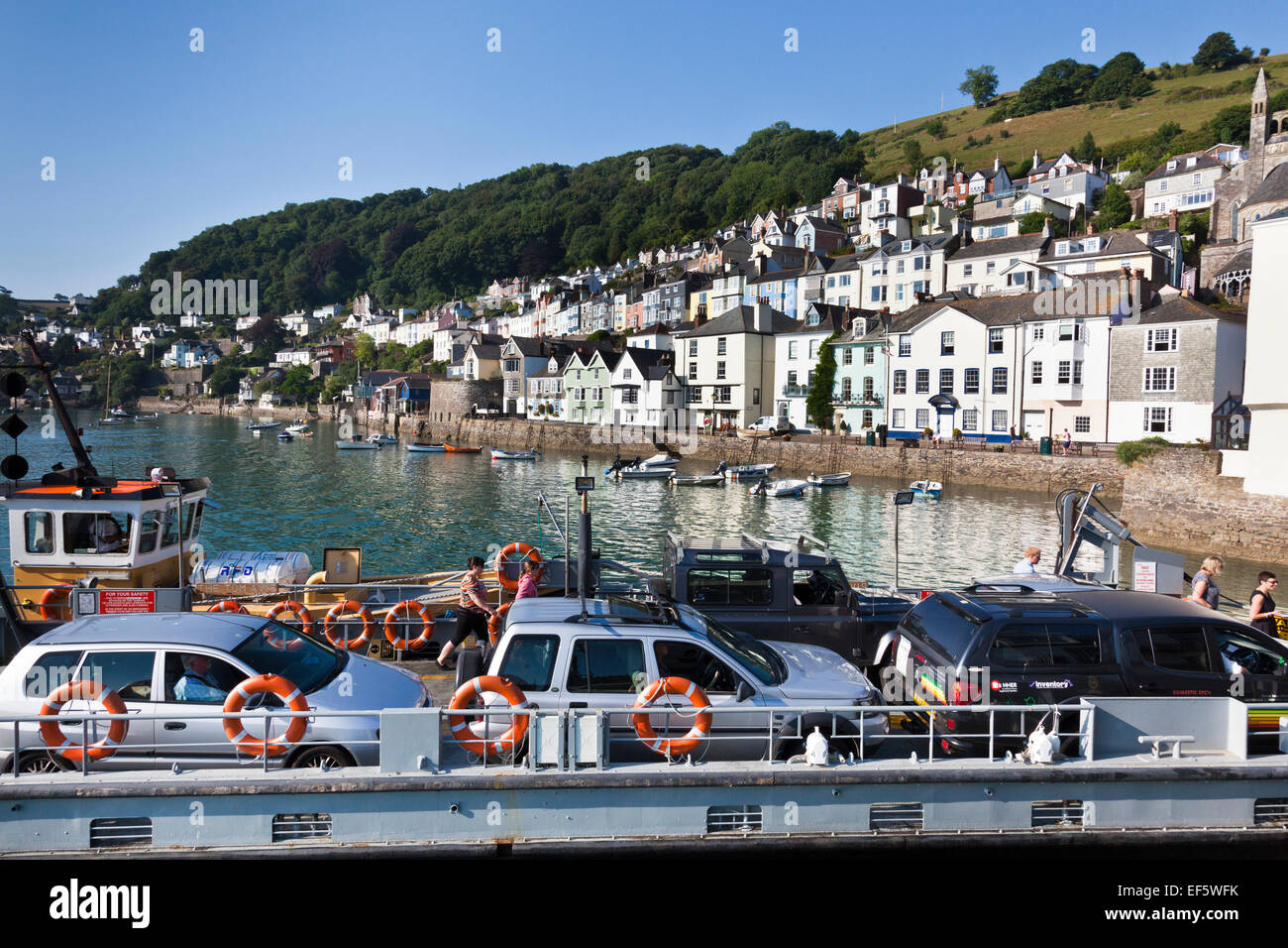 Blick auf Wasser Immobilie in Bayards Cove Dartmouth Devon aus den Fluss Dart mit niedrigeren Autofähre im Vordergrund Stockfoto