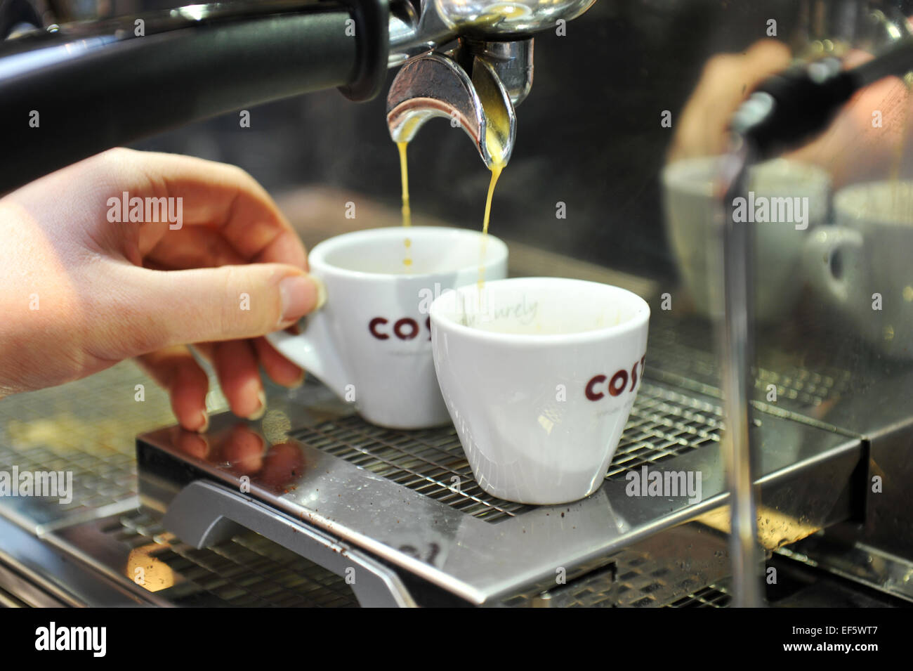 Zubereitung von Espressokaffee im Costa Coffee Shop, UK Stockfoto