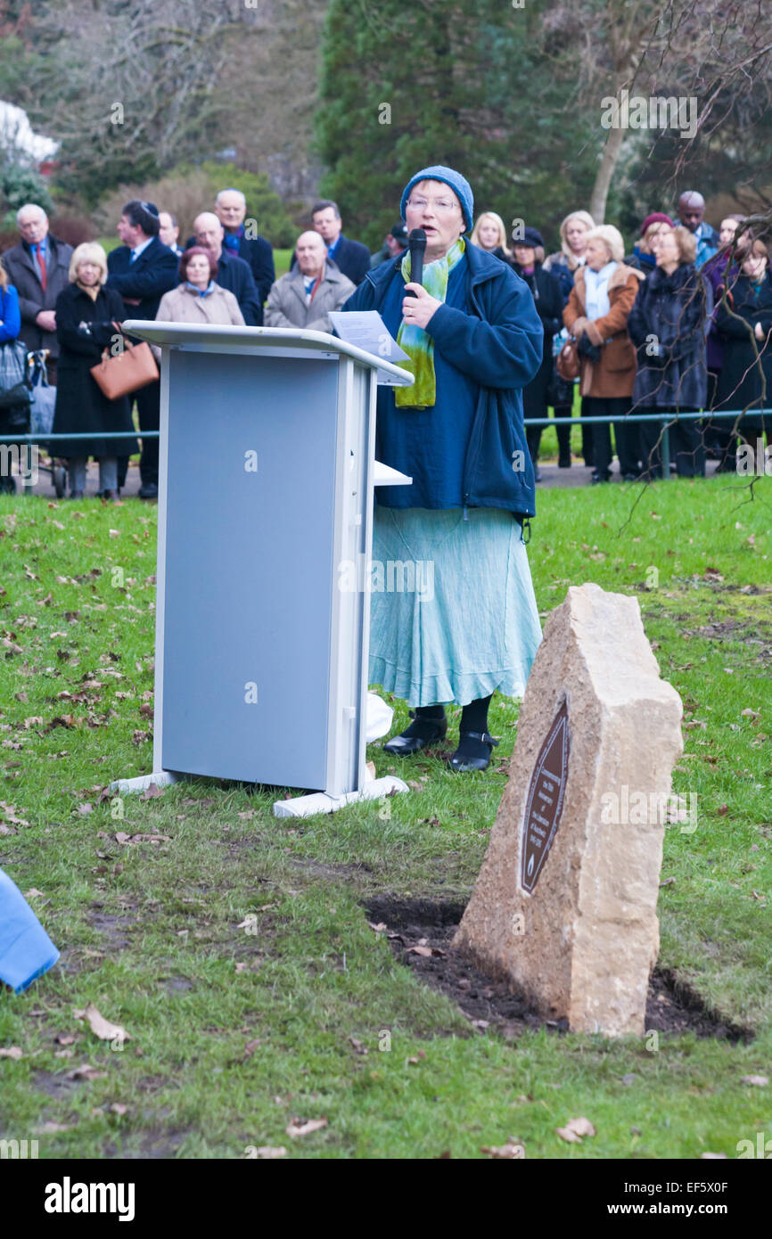 Spezielle Kerze Beleuchtungszeremonie für Holocaust-Gedenktag anlässlich des 70. Jahrestags der Befreiung von Auschwitz. in Bournemouth beginnt einen Moment der Reflexion die Überlebenden des Holocaust und anschließende Völkermorde zu Ehren. Bildnachweis: Carolyn Jenkins/Alamy Live-Nachrichten Stockfoto