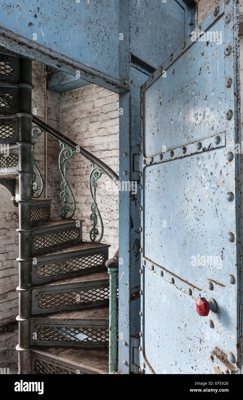 Cilcewydd Mill, Welshpool, Powys, Großbritannien. Eine gusseiserne, feuerfeste Wendeltreppe verläuft von oben nach unten dieser verlassenen viktorianischen Mühle Stockfoto