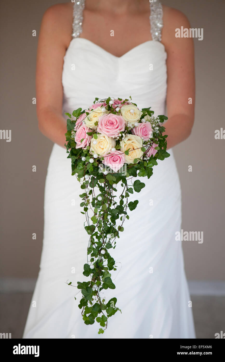 Braut mit weißen und rosa Rosen Brautstrauß, kein Gesicht Stockfoto