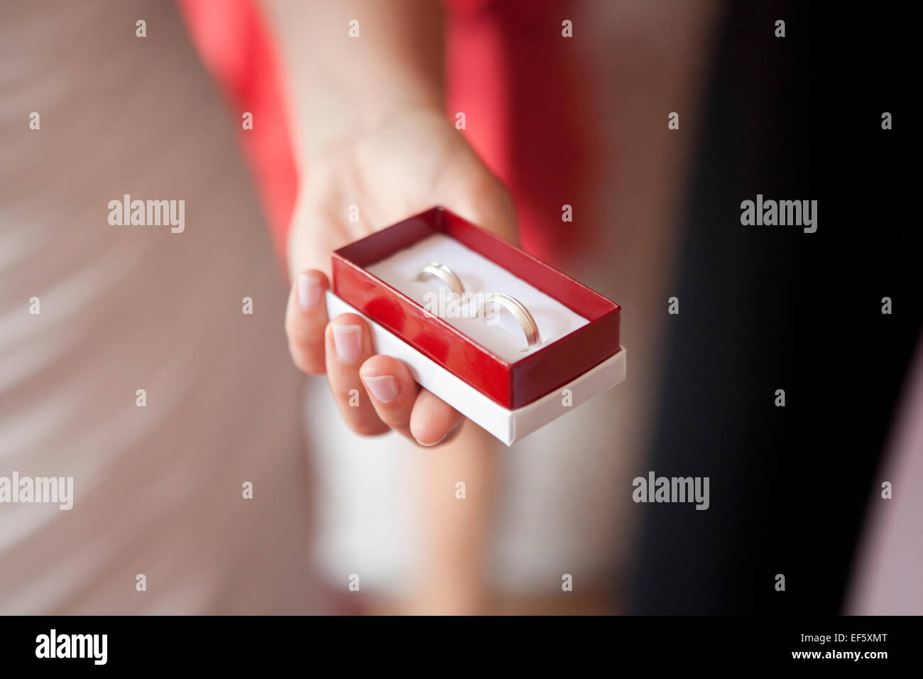 Frau hält eine Box mit zwei Trauringe Stockfoto