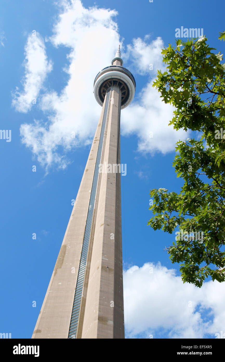 Toronto, Kanada - 1. August 2008: CN Tower gegen einen bewölkten Himmel, Toronto, Ontario. Es ist eines der Symbole von Kanada. Stockfoto