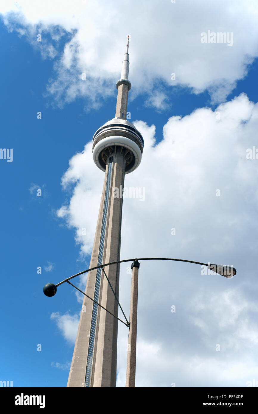 Toronto, Kanada - 1. August 2008: CN Tower gegen ein bewölkter Himmel in Toronto, Ontario, Kanada. Stockfoto