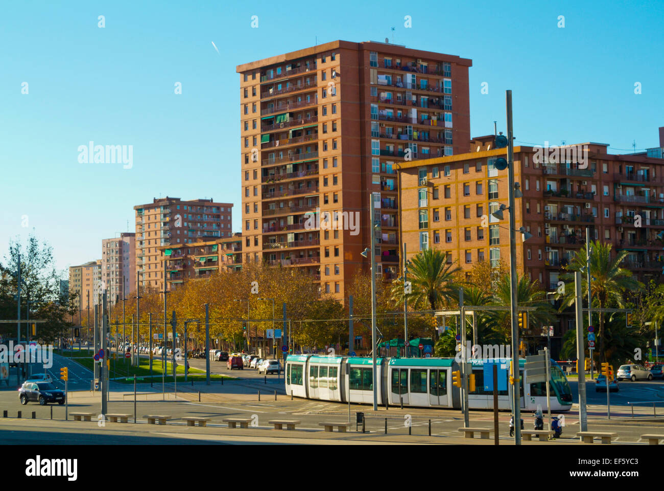 Straßenbahn auf Diagonal Street, Diagonal Mar, Sant Marti District, Barcelona, Spanien Stockfoto