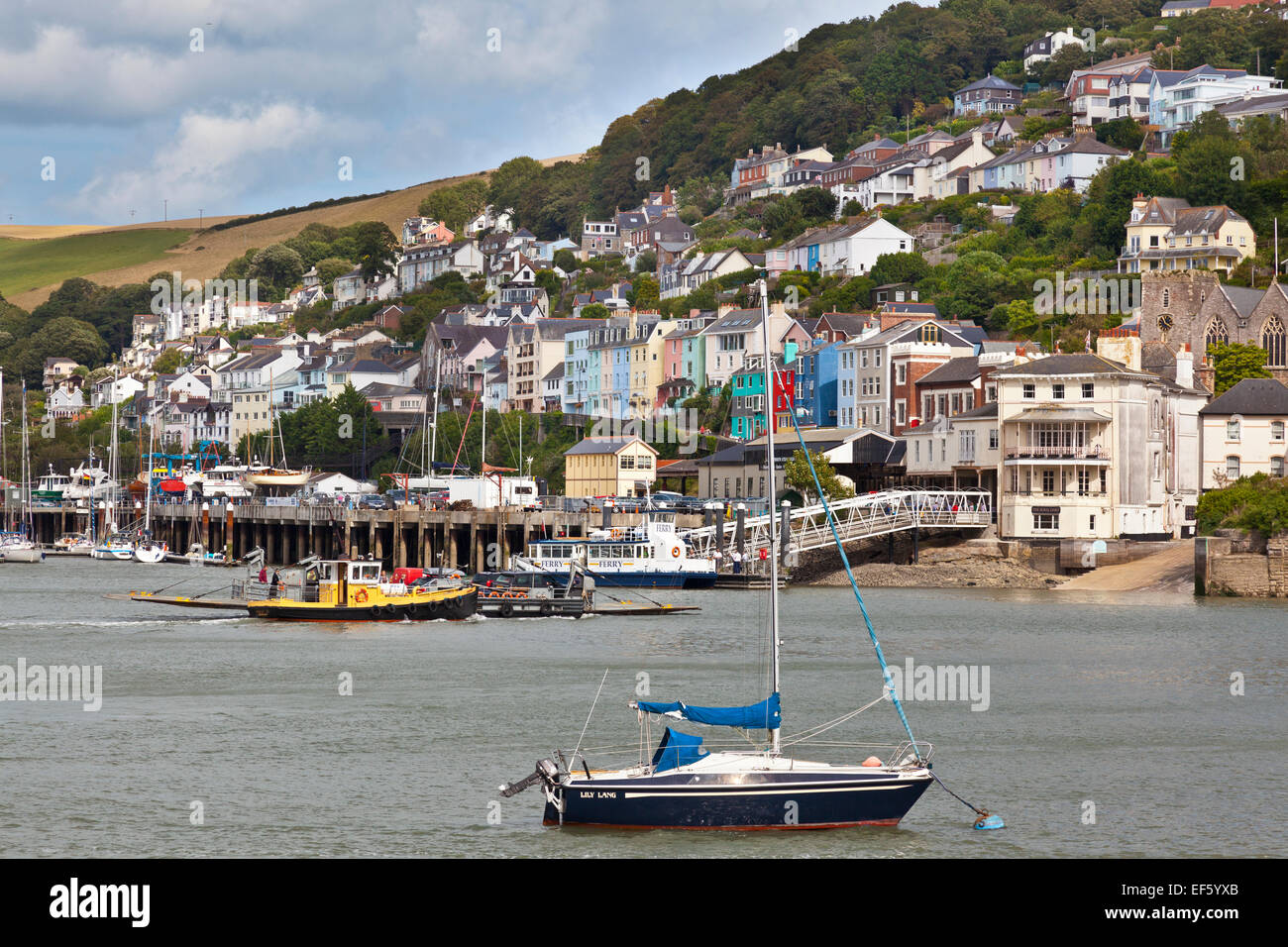 Blick auf Kingswear in Devon auf dem River Dart mit Yacht im Vordergrund Stockfoto