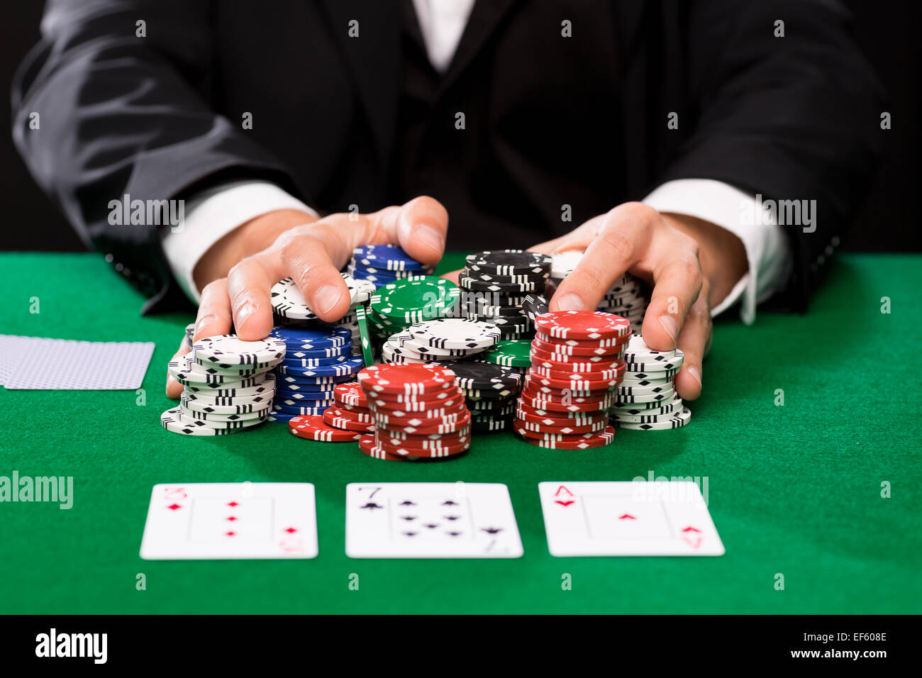 Poker-Spieler mit Karten und Chips im casino Stockfoto