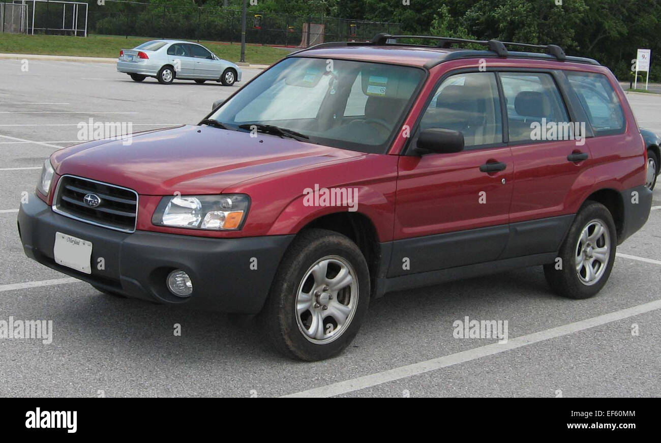 Der Subaru Forester X 2003-2005 ist ein kompakter SUV mit 2,5 l-Vierzylindermotor, Allradantrieb und viel Laderaum, ideal für den städtischen und Off-Road-Einsatz. Stockfoto
