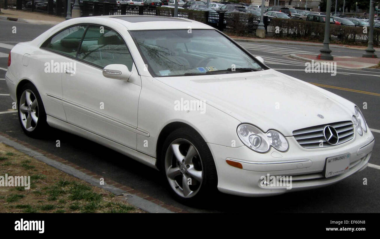 Der Mercedes-Benz CLK 2003-2006 ist ein Luxus-Coupé und Cabriolet, das für sein schlankes Design, seine raffinierte Leistung und seine fortschrittliche Technologie bekannt ist. Er bietet ein geschmeidiges Laufgefühl mit elegantem Design und erstklassigen Funktionen. Stockfoto