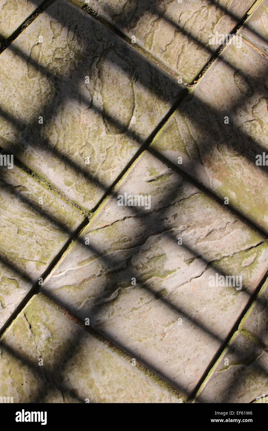 Steinplatten mit Linien der rechteckigen Schatten Stockfoto
