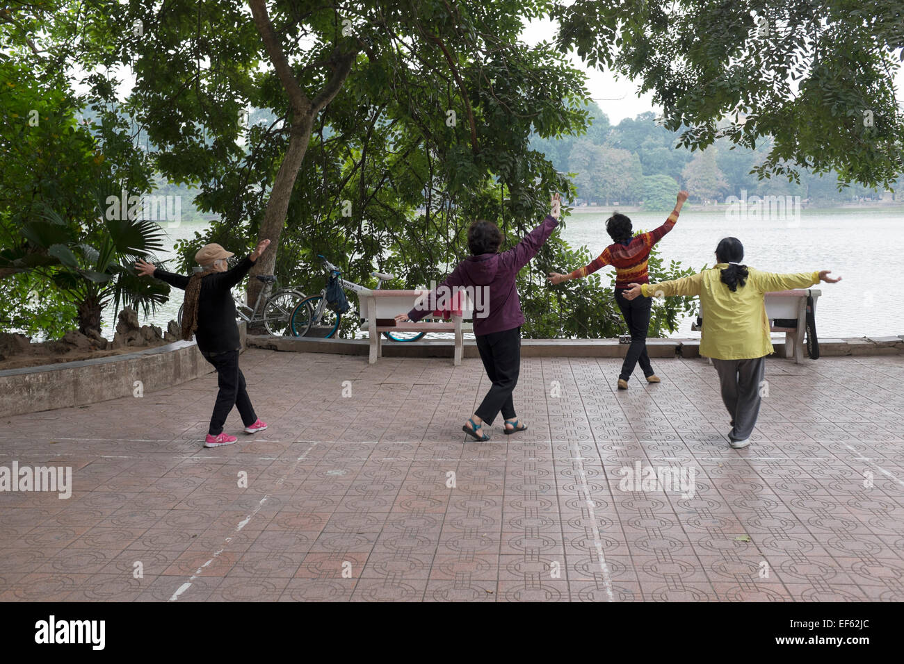 Damen Sport am frühen Morgen am Hoan-Kiem-See in Hanoi Vietnam Stockfoto