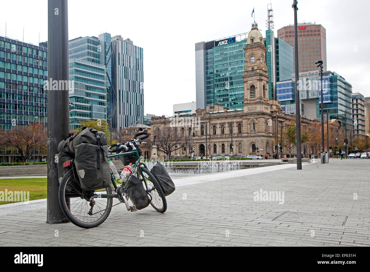Touring Bike und General Post Office im Kolonialstil am Victoria Square in der Innenstadt von Adelaide, Südaustralien Stockfoto
