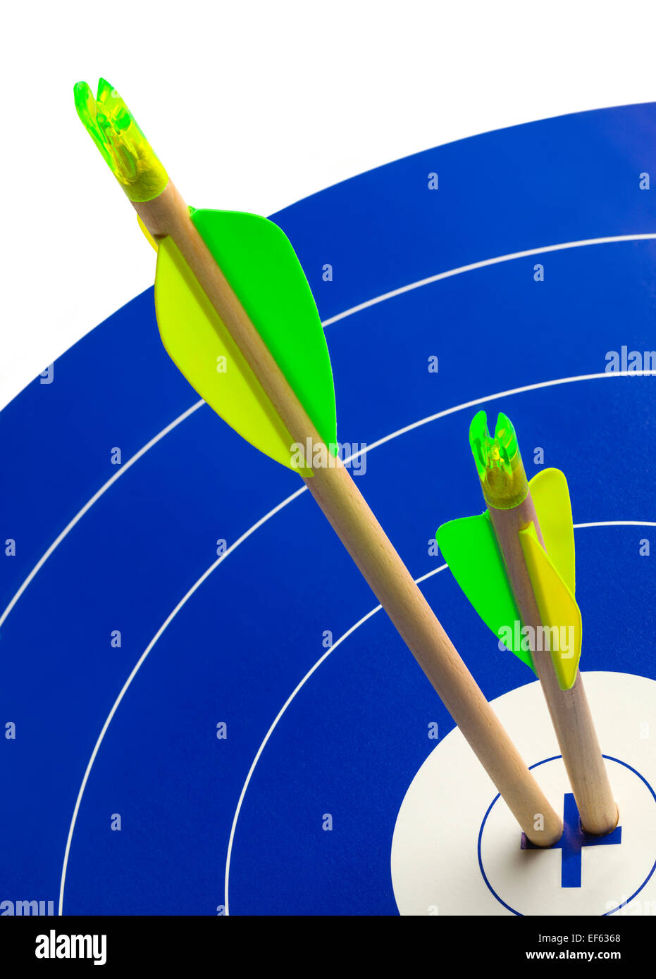 Zwei hölzerne Pfeile im Zentrum des blauen und weißen Ziel. Stockfoto