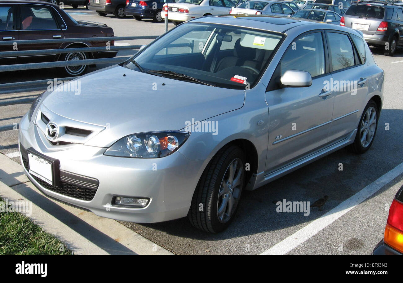 Der 2007 Mazda3 Fließheck ist ein kompaktes Fahrzeug mit 2,3 l Vierzylindermotor, sportlichem Handling und vielseitigem Laderaum, das für den Stadtverkehr und den täglichen Pendelverkehr entwickelt wurde. Stockfoto