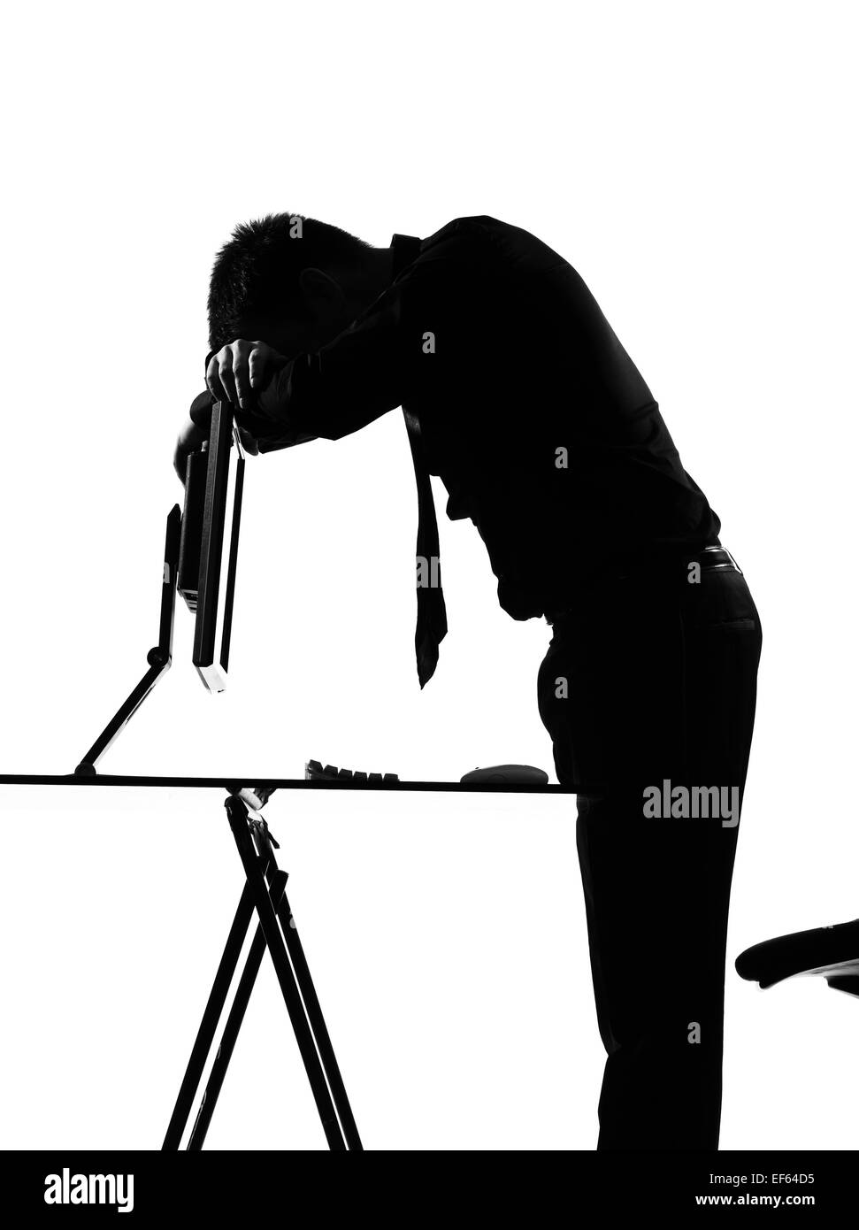 Silhouette kaukasischen Geschäftsmann computing mit dem Ausdruck ihrer müde traurig Verhalten voller Länge auf Studio weißen Hintergrund isoliert Stockfoto