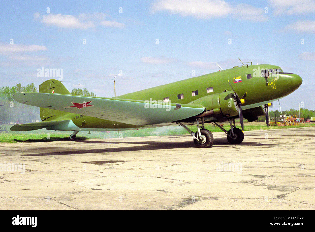 Das sowjetische Passagierflugzeug Li-2, den Motor vor dem Start starten. Kubinka. 1994. Stockfoto