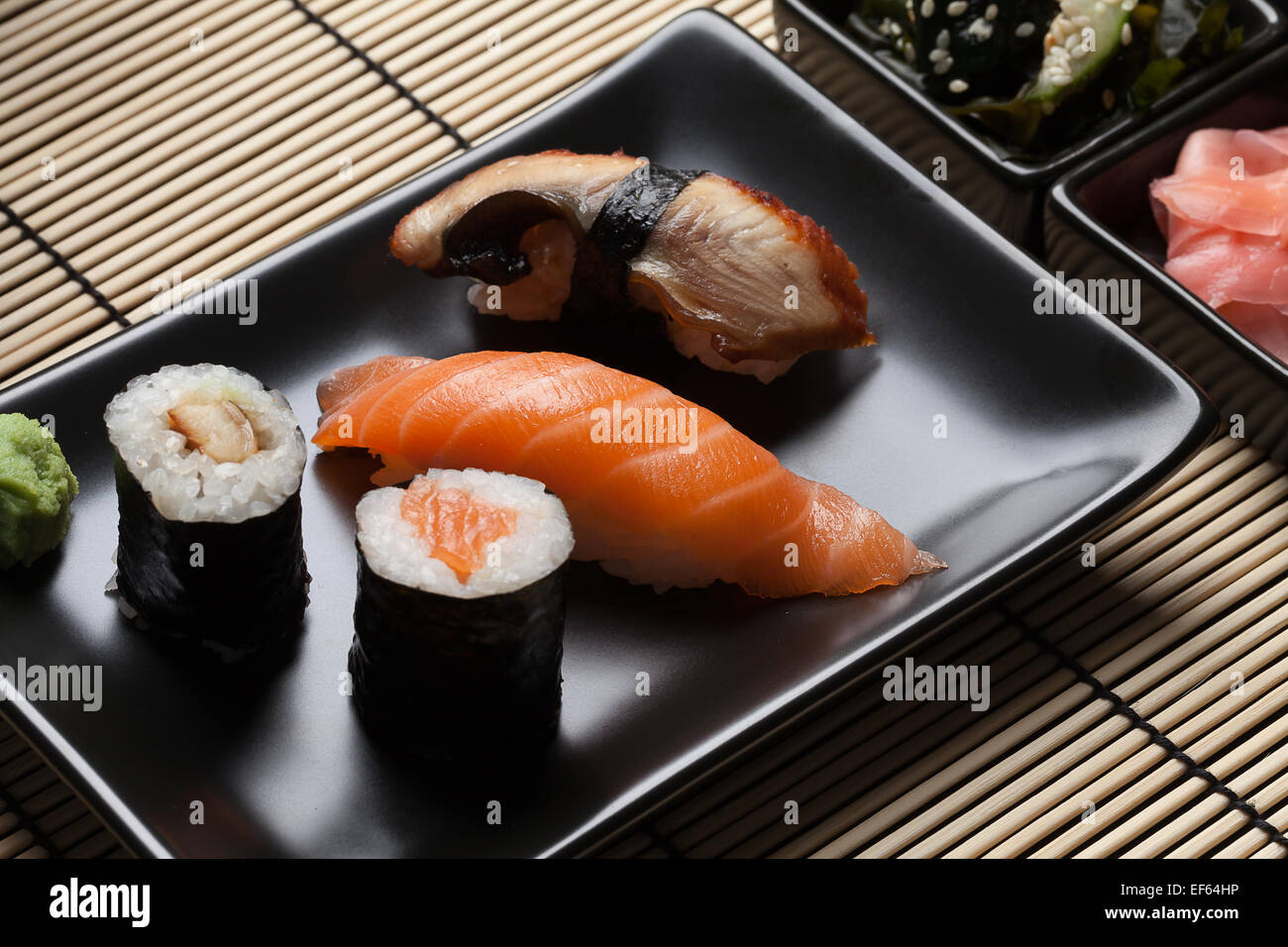 Japanisches Sushi: Maki und Nigiri. Stockfoto