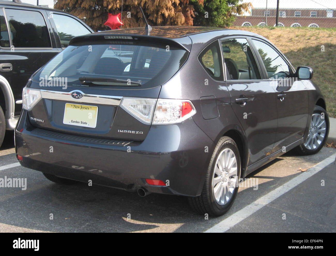 Der Subaru Impreza Fließheck 2008 ist ein kompaktes Fahrzeug mit 2,5 l Vierzylindermotor, Allradantrieb und vielseitigem Laderaum für unterschiedlichste Bedingungen. Stockfoto