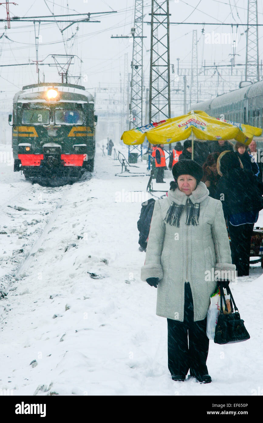 Sibirien, Russland eine russische Frau wartet auf die Ankunft ihres Zuges in einer Station der Transsibirischen Express serviert. Stockfoto