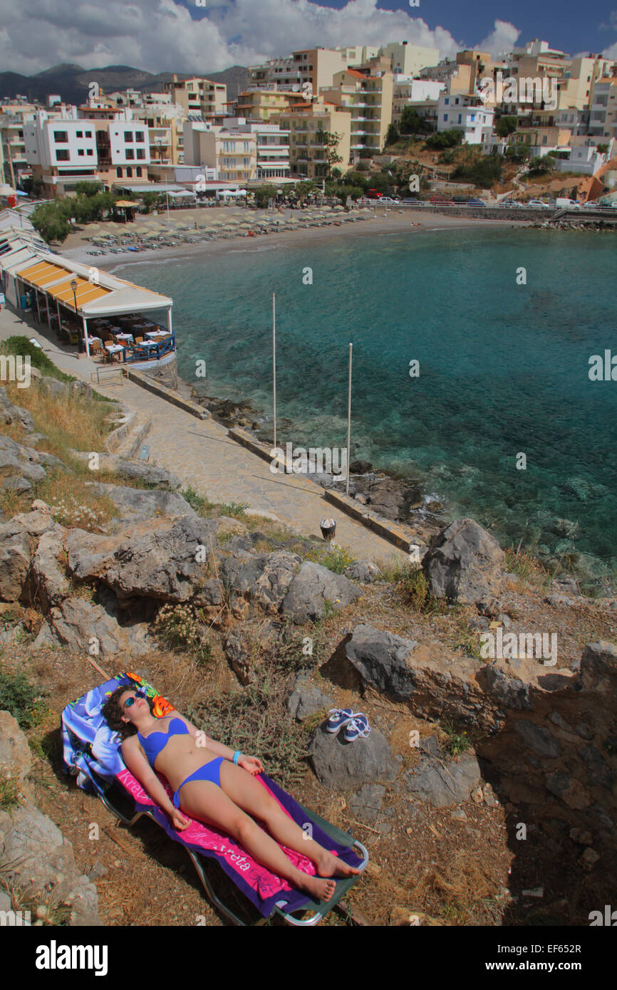 Teenager-MODEL im blauen BIKINI & KRISTALLKLARES Wasser AGIOS NIKOLAOS Kreta Griechenland 6. Mai 2014 Stockfoto