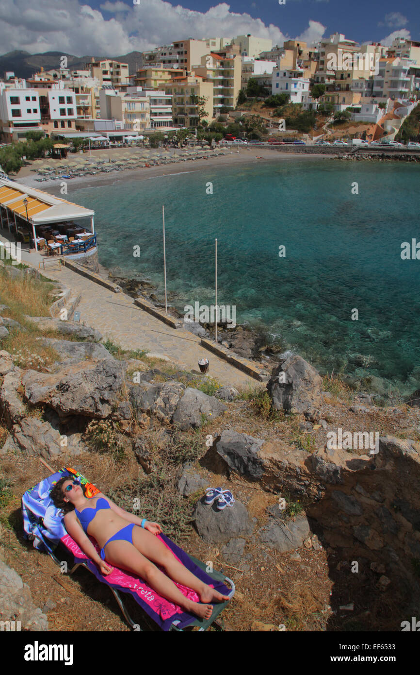 Teenager-MODEL im blauen BIKINI & KRISTALLKLARES Wasser AGIOS NIKOLAOS Kreta Griechenland 6. Mai 2014 Stockfoto