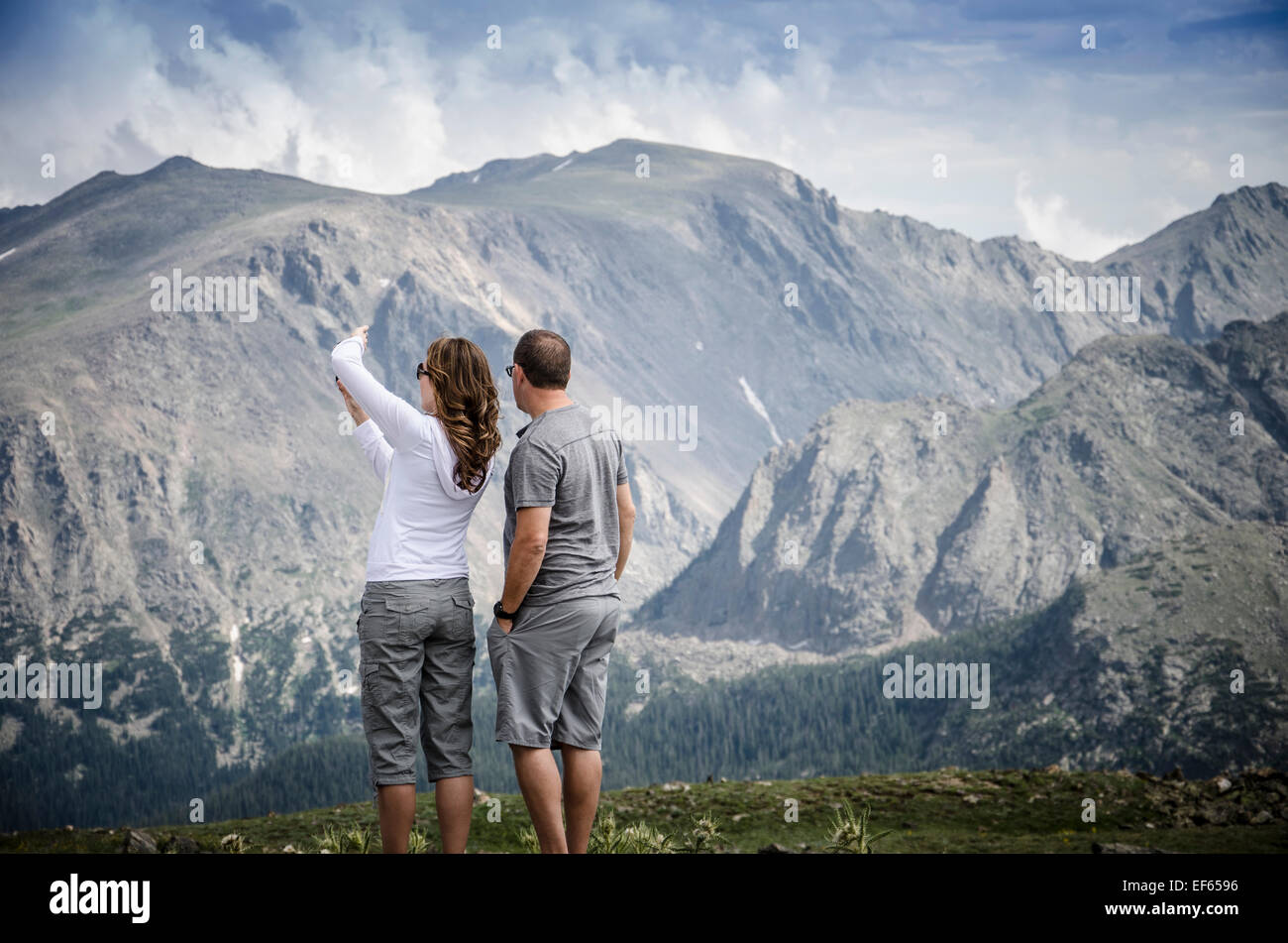 sonnigen Tag paar Outdoor-Aufnahme Urlaub Reise in die Rocky Mountains wandern die Gipfel von Frau und Mann Fotografieren Ansicht Stockfoto