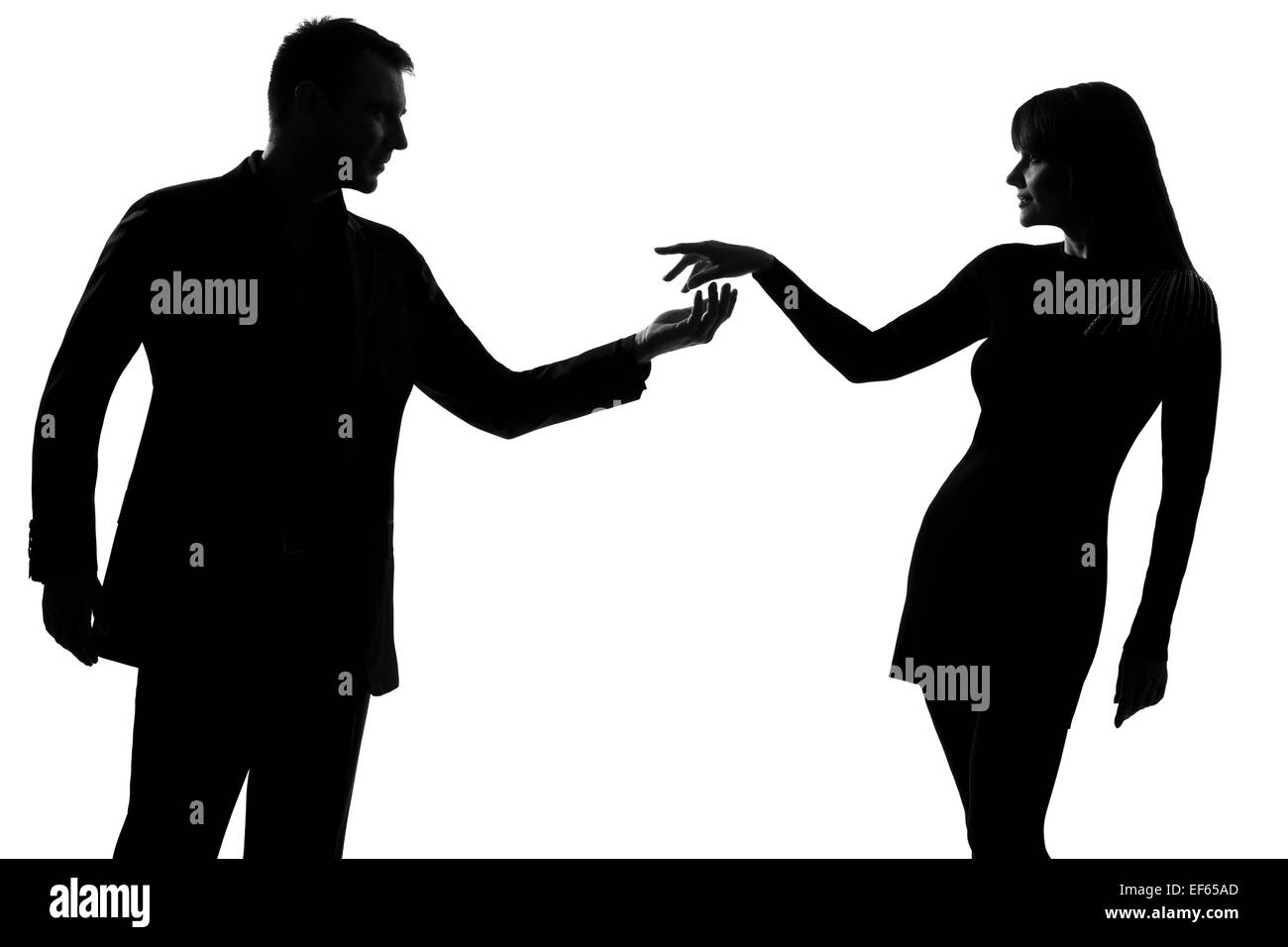 eine kaukasische paar Mann hält sich einladend hand Frau Studio Silhouette isoliert auf weißem Hintergrund Stockfoto