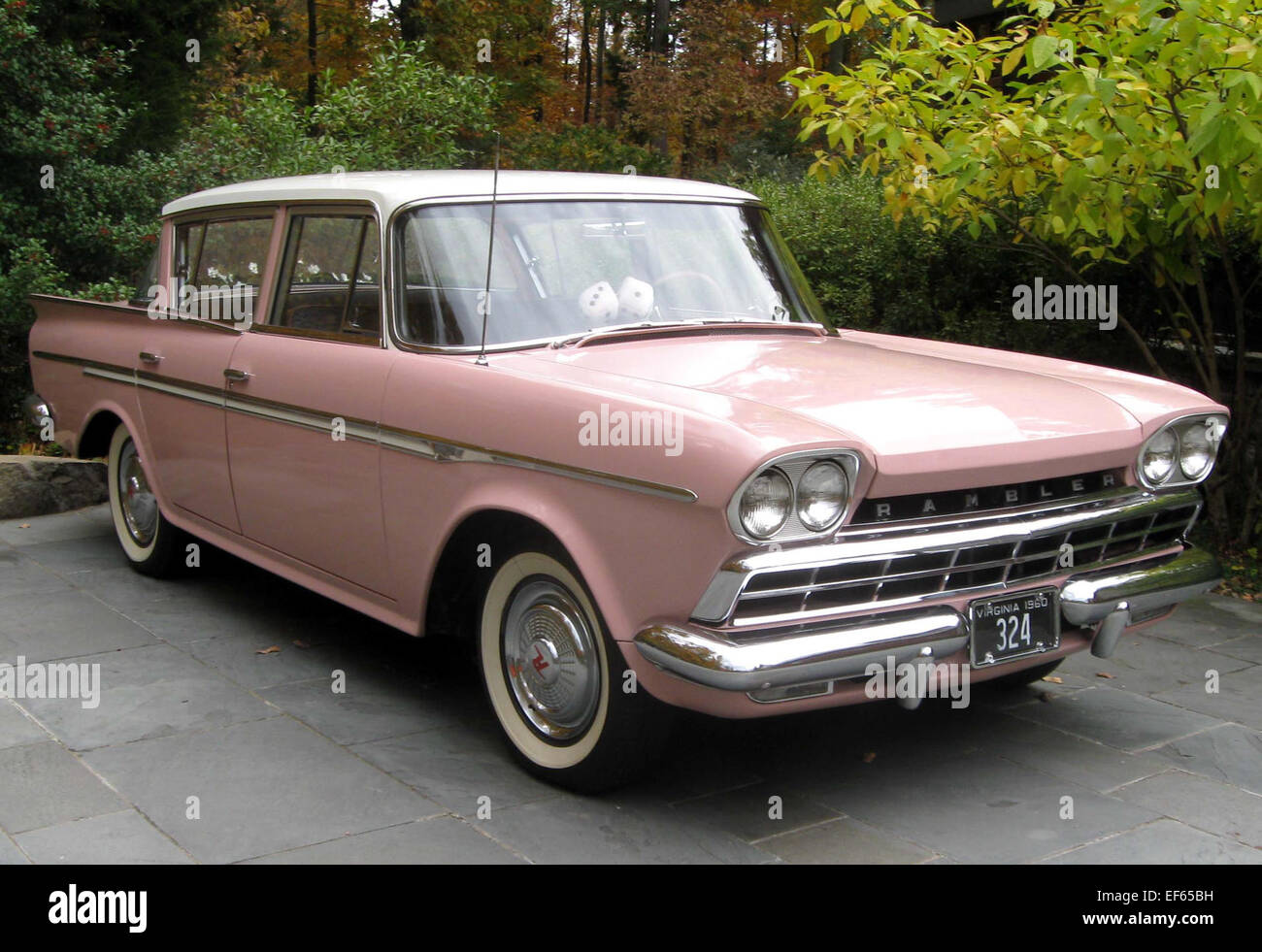 Die 1960 Rambler Six ist eine klassische amerikanische Limousine, die für ihr schlichtes Design und ihre zuverlässige Leistung bekannt ist. Er wird von einem Sechszylindermotor angetrieben und bietet eine sanfte Beschleunigung und ein komfortables Fahrgefühl. Der Rambler Six verfügt über einen geräumigen Innenraum und eine langlebige Bauweise, was ihn zu einer soliden Wahl für alle macht, die einen Oldtimer mit Alltagstauglichkeit suchen. Stockfoto