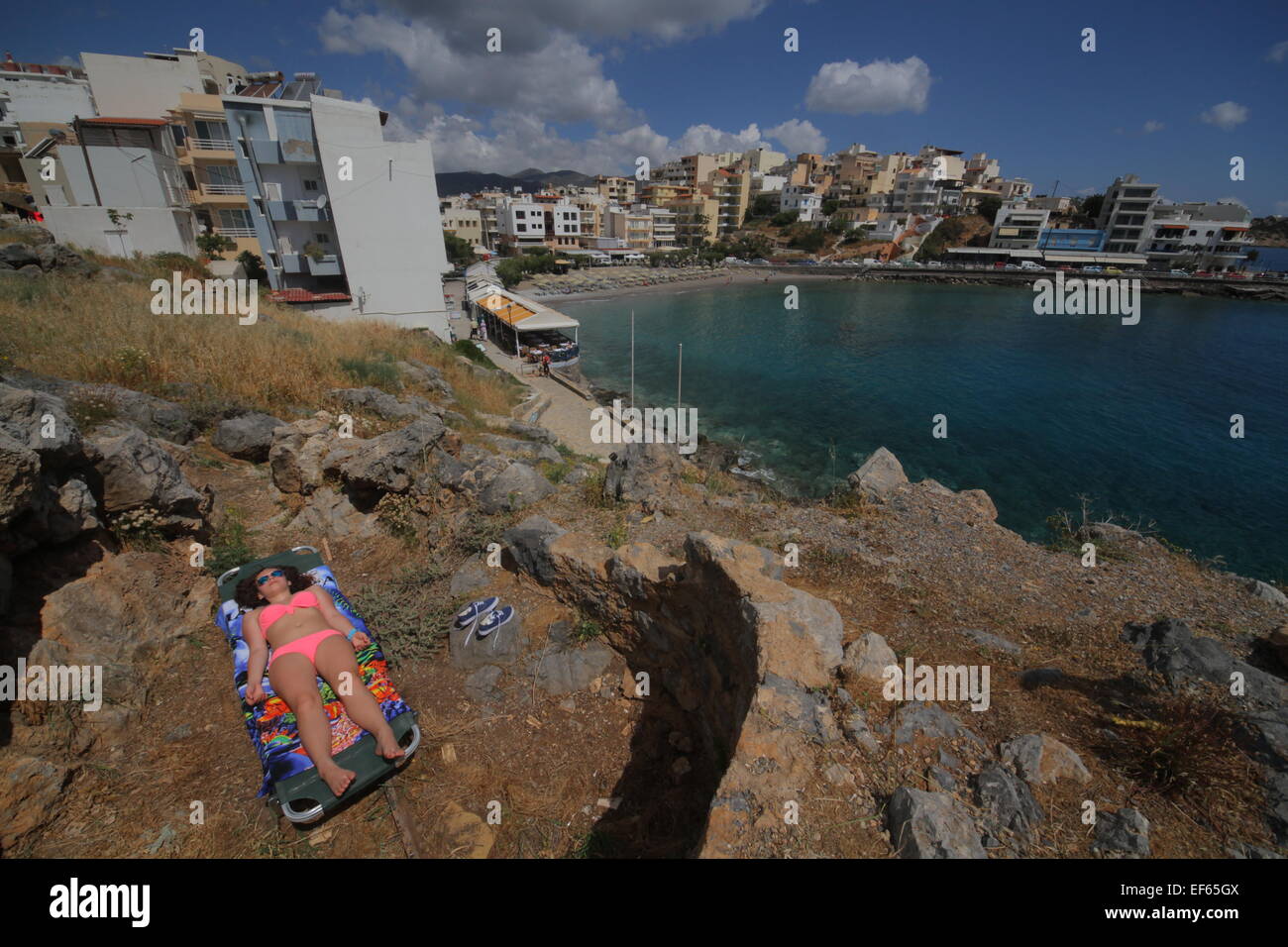 Teenager-MODEL IN Pfirsich BIKINI & KRISTALLKLARES Wasser AGIOS NIKOLAOS Kreta Griechenland 6. Mai 2014 Stockfoto
