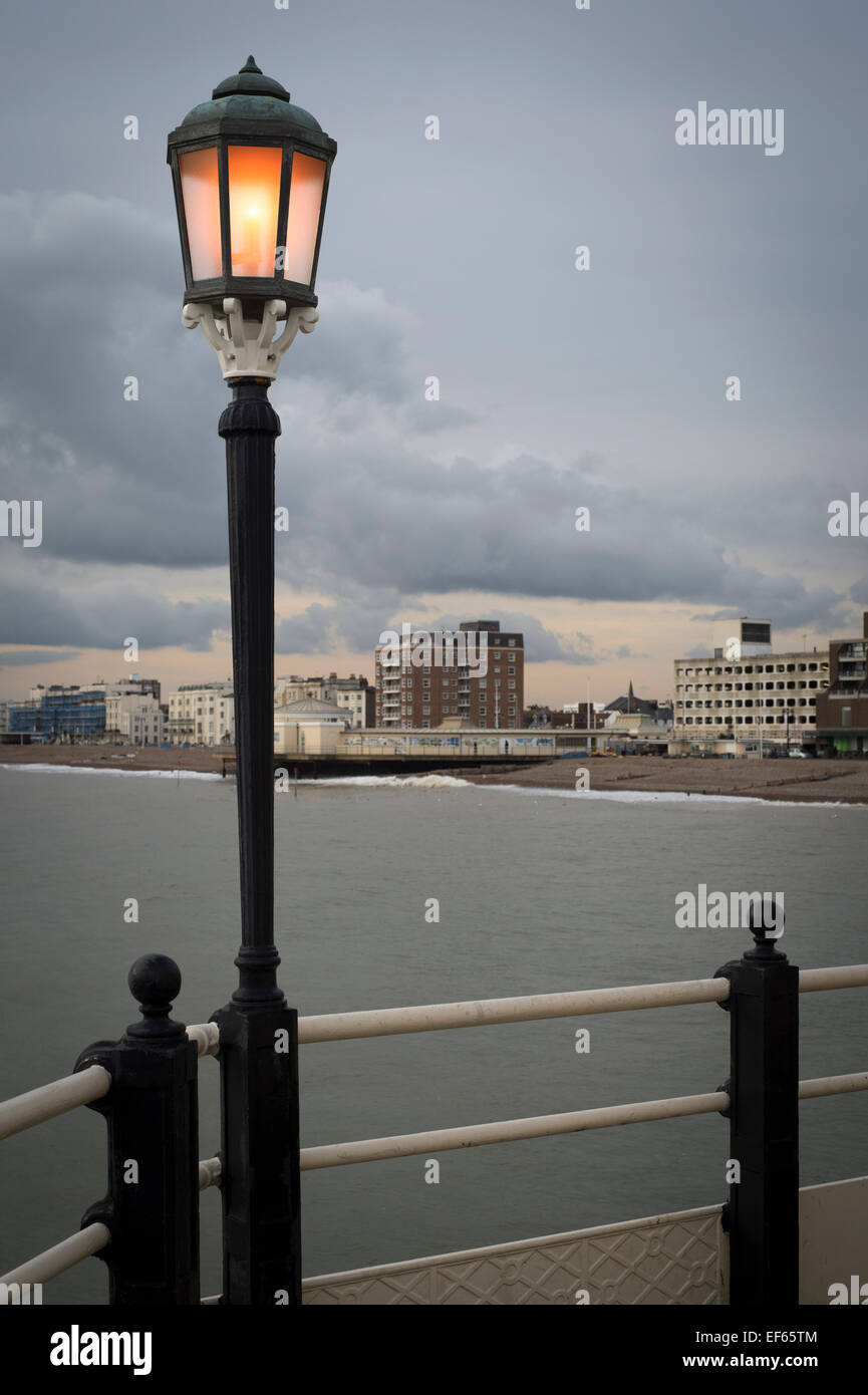 Worthing in West Sussex mit beleuchteten Lampe auf dem pier Stockfoto