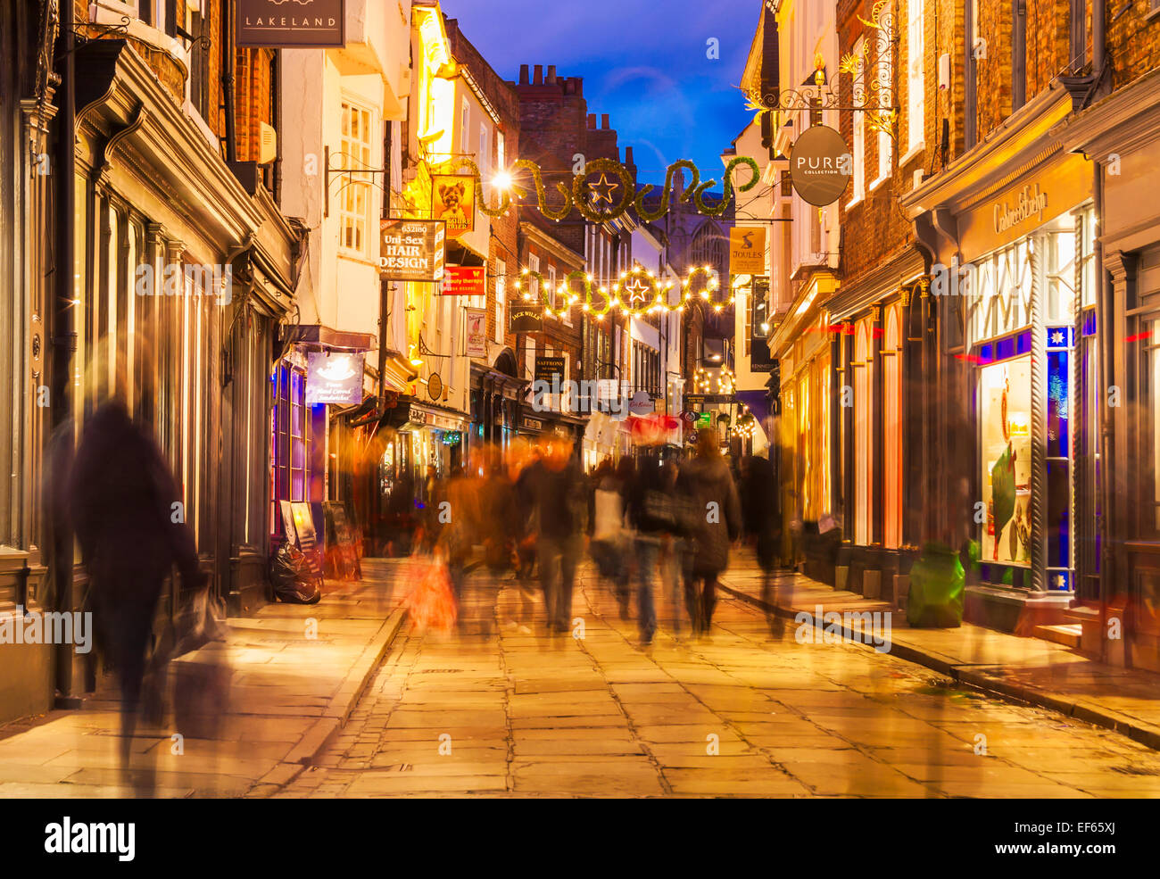 Shopper in Stonegate, York. Yorkshire, England, Vereinigtes Königreich Stockfoto