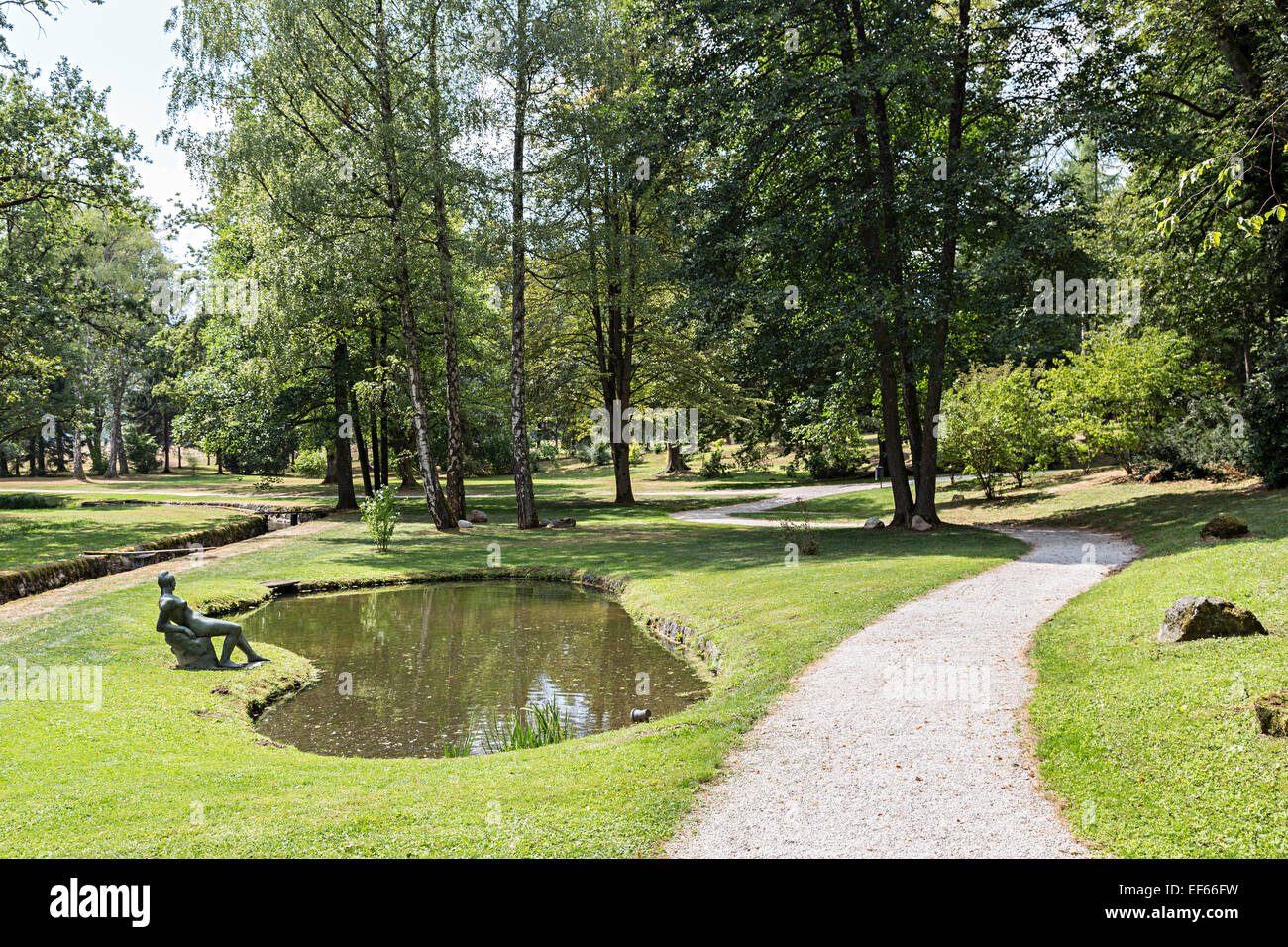 Gewundenen Weg durch Estate Park mit Teichen und Statue, Brdo, Slowenien Stockfoto