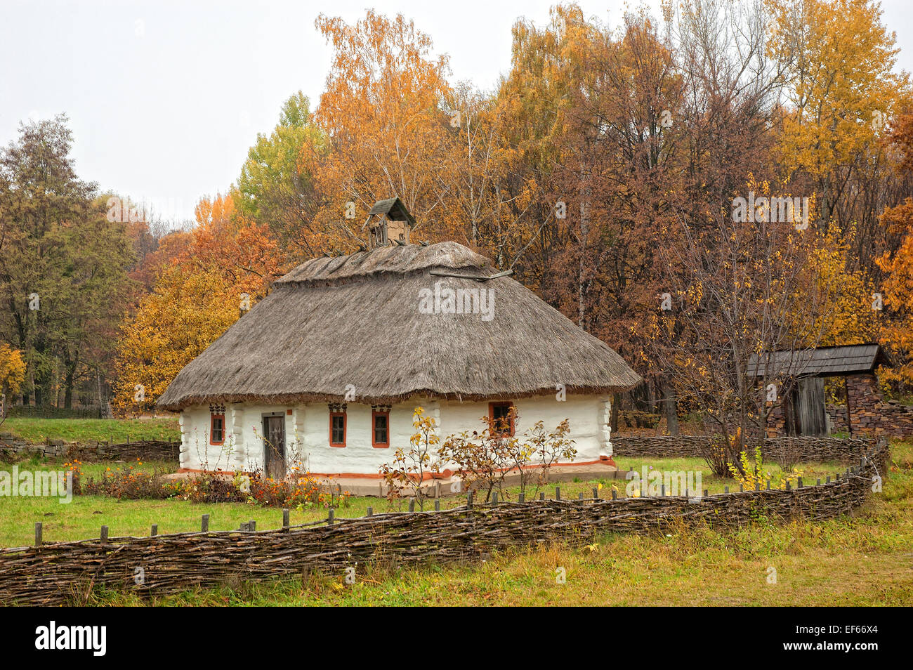 Ukrainische Haus im Herbst in Pirogowo in der Nähe von Kiew Stockfoto