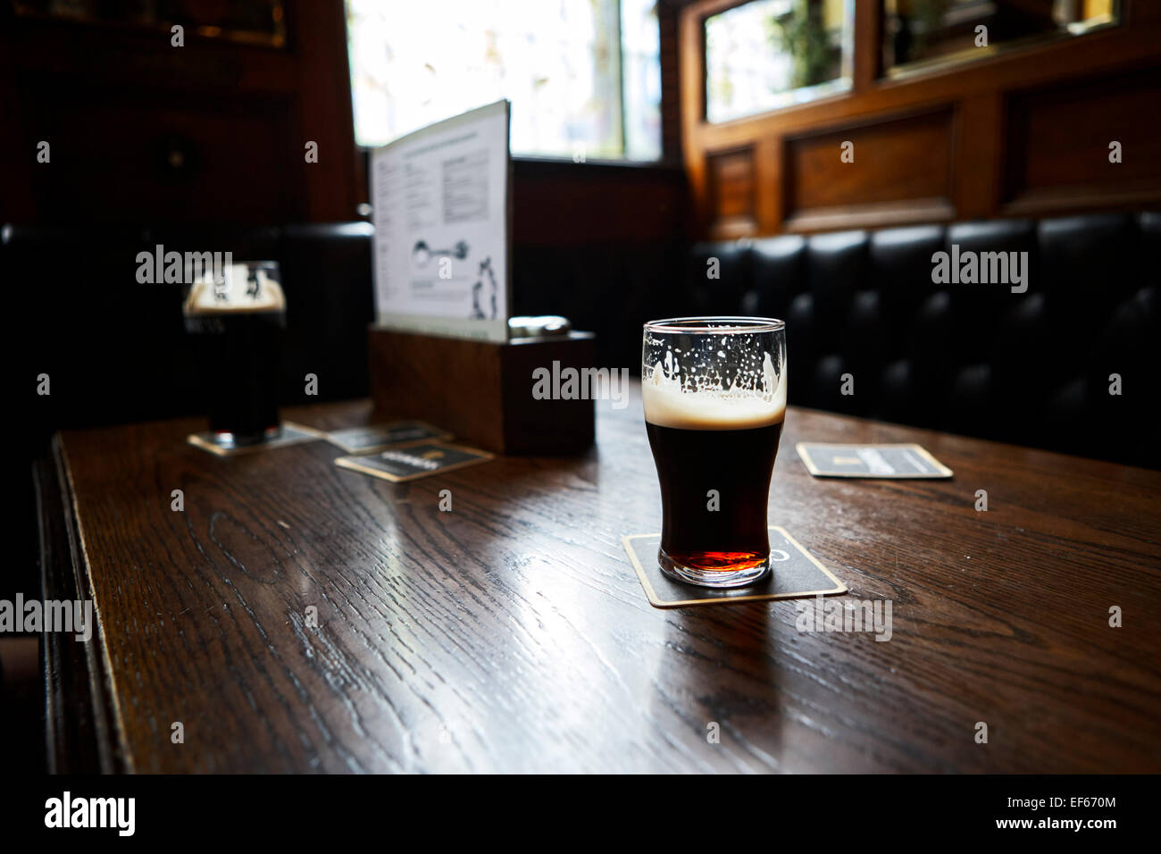 halb betrunken Pint Guinness in einem alten irischen pub Stockfoto