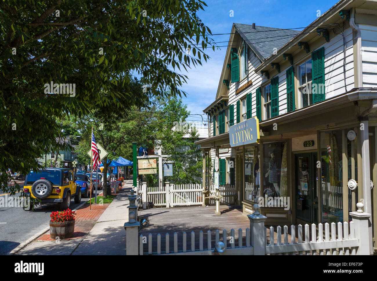 Geschäfte und alte Häuser entlang der Main Street in Cold Spring Harbor, Huntington, Suffolk County, Long Island, NY, USA Stockfoto