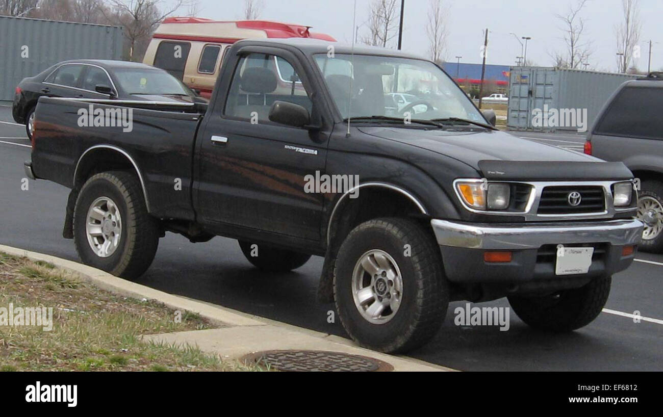 Der 1995-1997 Toyota Tacoma ist ein kompakter Pickup-Lkw, der für seine Zuverlässigkeit, Robustheit und Vielseitigkeit bekannt ist. Der Tacoma ist entweder mit einem 2,4-l-4-Zylinder- oder einem 3,4-l-V6-Motor erhältlich und eignet sich sowohl für leichte Arbeiten als auch für Geländefahrten. Er bietet Allradantrieb und eine langlebige Ausführung. Stockfoto