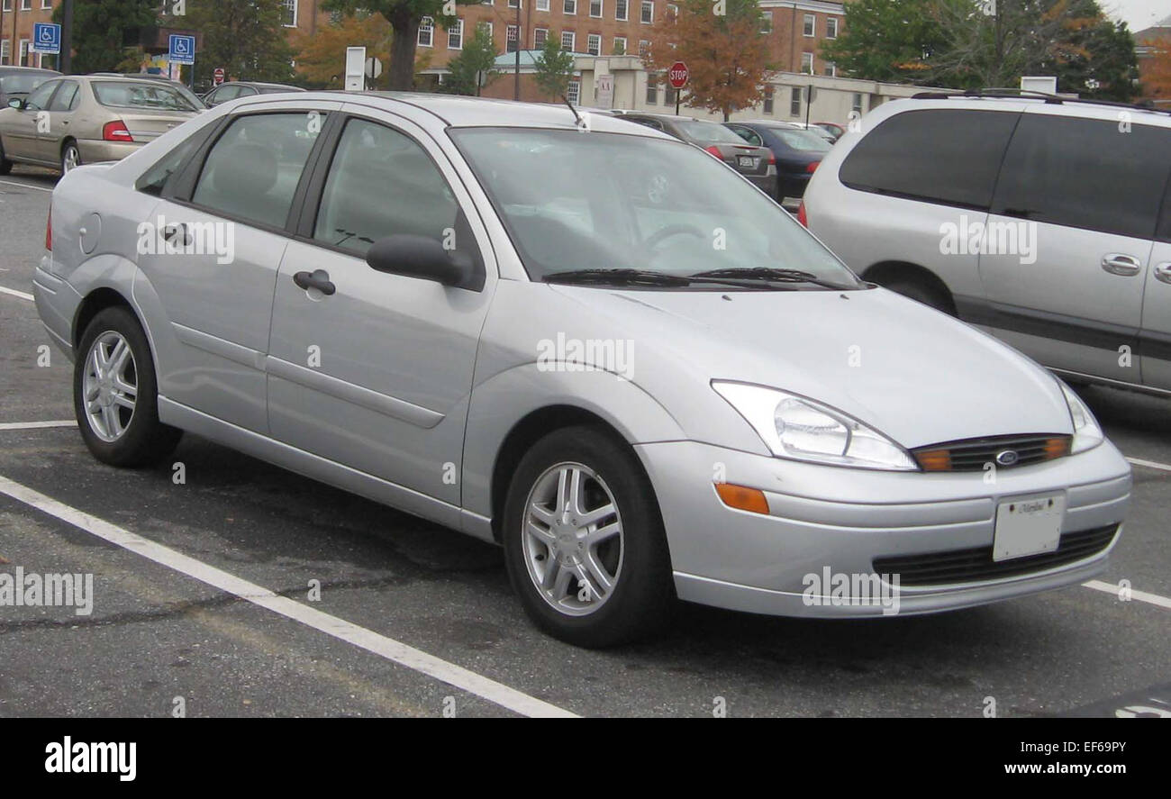 Die Ford Focus SE-Limousine 2000-2004 ist ein kompaktes Fahrzeug, das für seine praktische Handhabung, seinen sparsamen Kraftstoffverbrauch und sein leichtgängiges Handling bekannt ist. Er bietet einen geräumigen Innenraum, ein komfortables Fahrgefühl und ein modernes Design, was ihn zu einer abgerundeten Option in seiner Klasse macht. Stockfoto