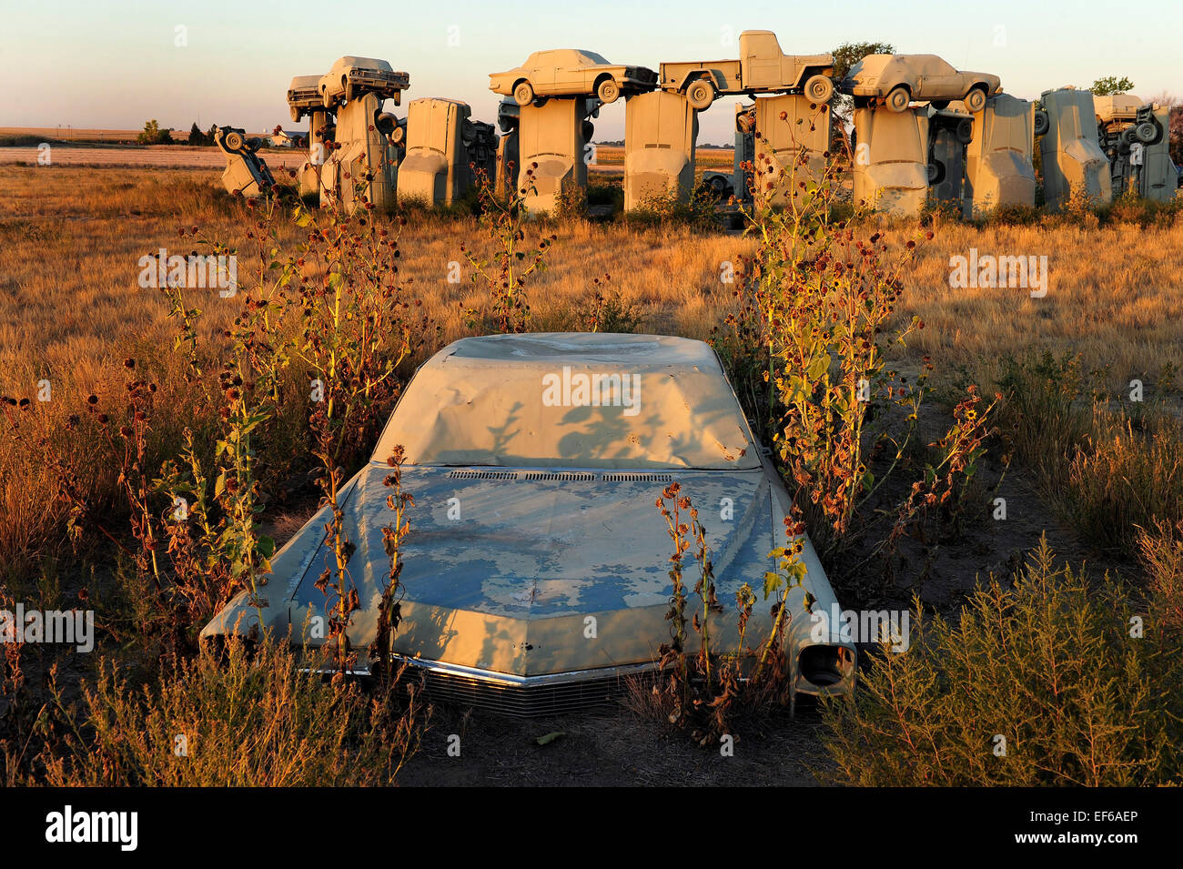 Carhenge Skulptur im Bündnis, Nebraska, USA ist eine Nachbildung des englischen Stonehenge von Vintage American made Automobile gebaut. Stockfoto