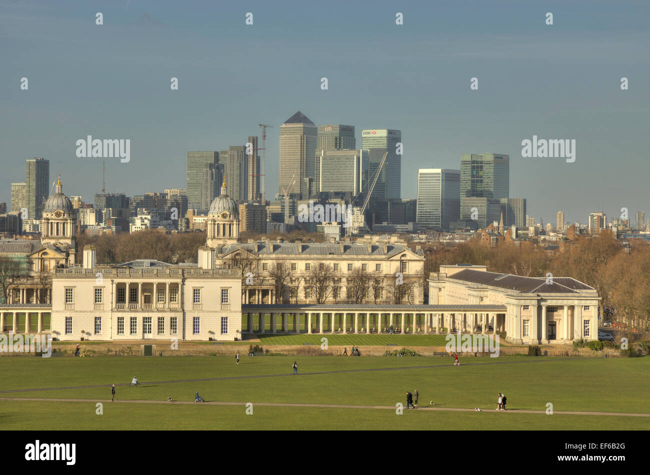 Royal Naval Hospital Greenwich mit Canary Wharf in London Hintergrund Stockfoto