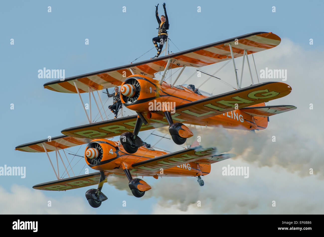 AeroSuperBatics Ltd ist ein britisches Kunstflugteam. Sie treten als Breitling Wingwalker auf. Mädchen auf Flügel. Weiblich Stockfoto