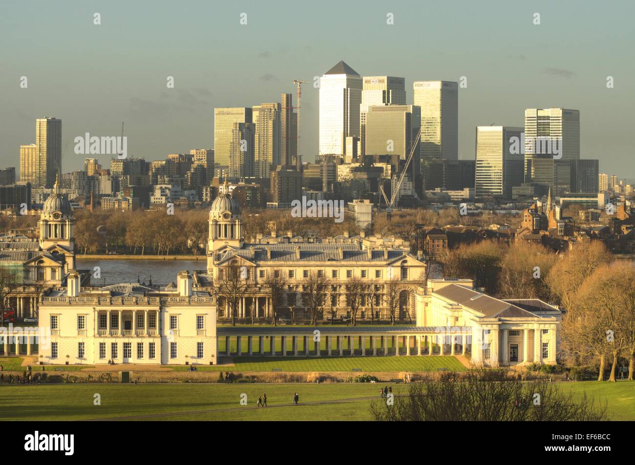 Royal Naval Hospital Greenwich mit Canary Wharf in London Hintergrund Stockfoto
