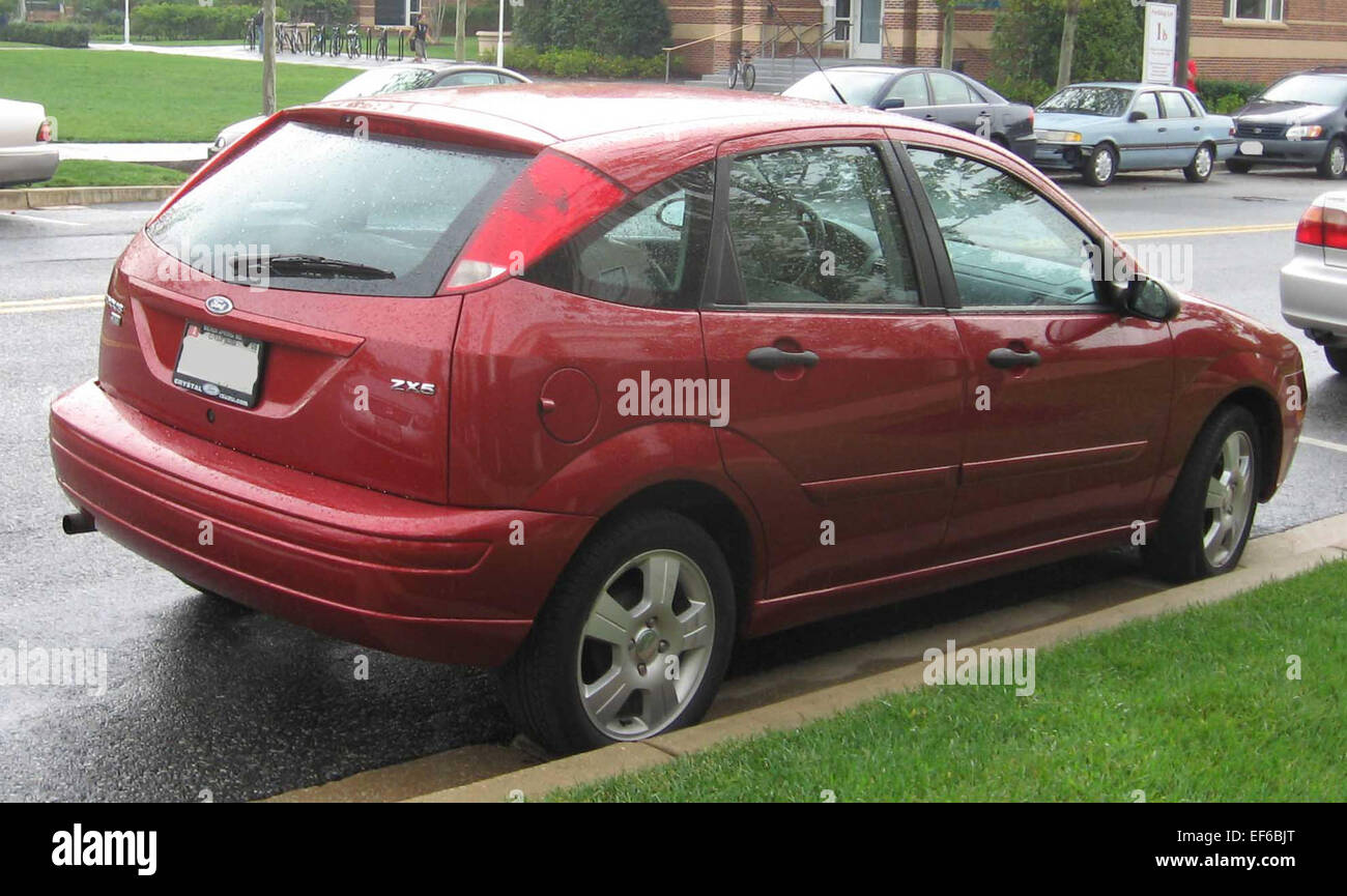 Der Ford Focus ZX5 2005-2007 ist ein kompakter Fließheck, der für seine praktische Handhabung, seinen sparsamen Kraftstoffverbrauch und sein Fahrverhalten bekannt ist. Mit einem 2,0-Liter-Motor kombiniert er praktische Funktionalität mit Leistung für ein preisgünstiges Kompaktfahrzeug. Stockfoto