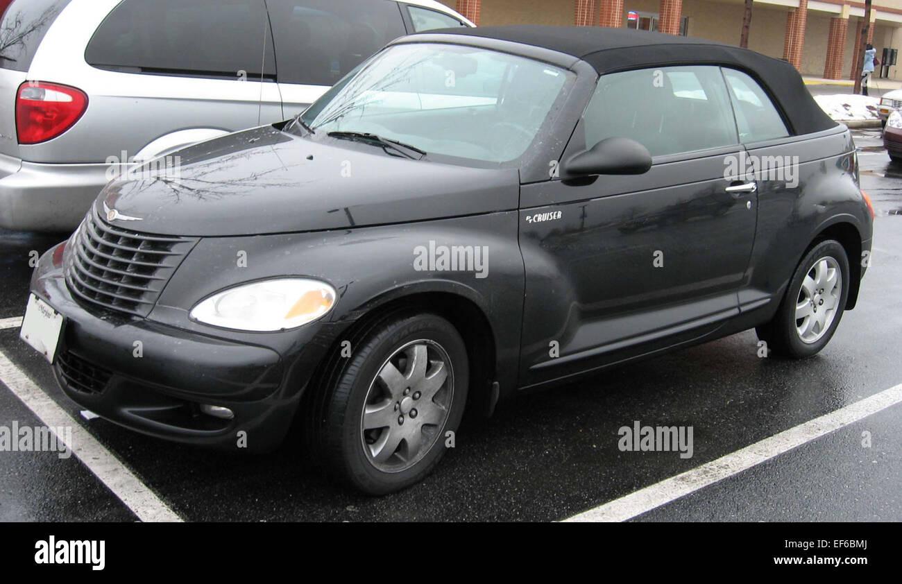 Das 2005 Chrysler PT Cruiser Cabriolet ist ein kompaktes Fahrzeug im Retro-Stil mit einzigartigem Design. Er bietet eine komfortable Fahrt und ein Fahrerlebnis im Freien und spricht alle an, die ein unterhaltsames und unverwechselbares Fahrzeug suchen. Stockfoto