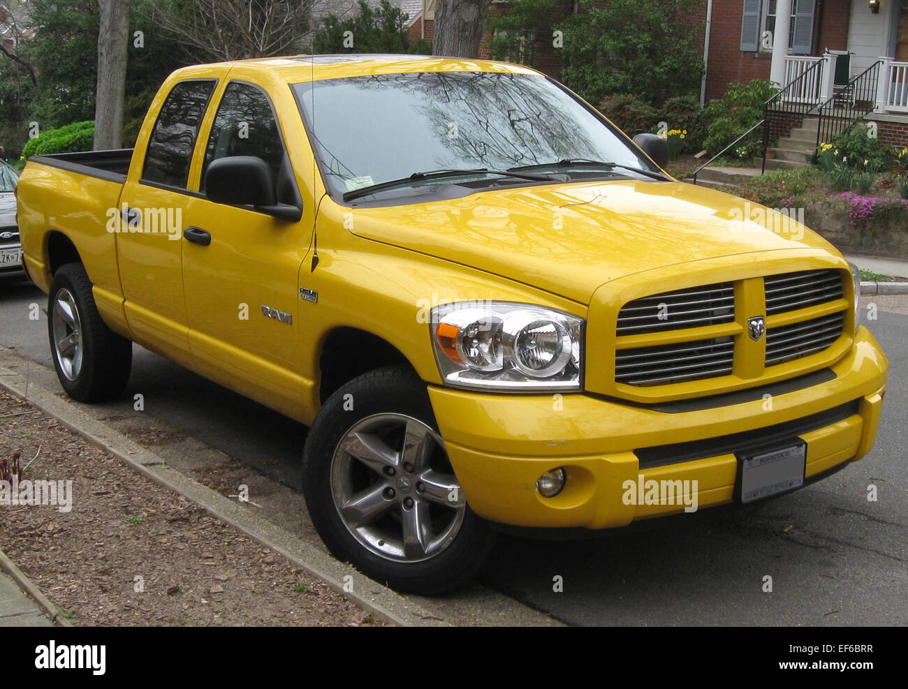 Der Dodge RAM 1500 2006-2008 ist ein großer Pickup-Lkw, der starke Abschleppmöglichkeiten, ein robustes Design und leistungsstarke Motoroptionen bietet. Es eignet sich sowohl für Arbeit als auch für Freizeit mit Schwerpunkt auf Nutzbarkeit und Komfort. Stockfoto