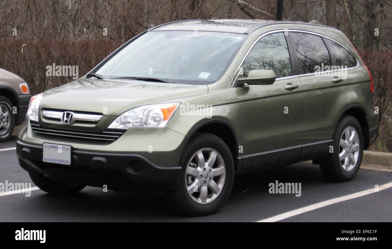 Der Honda CR-V 2007 ist ein kompakter Crossover-SUV mit 2,4 l-Vierzylindermotor, Allradantrieb und geräumigem Innenraum, der für Vielseitigkeit und Komfort im Alltag konzipiert ist. Stockfoto