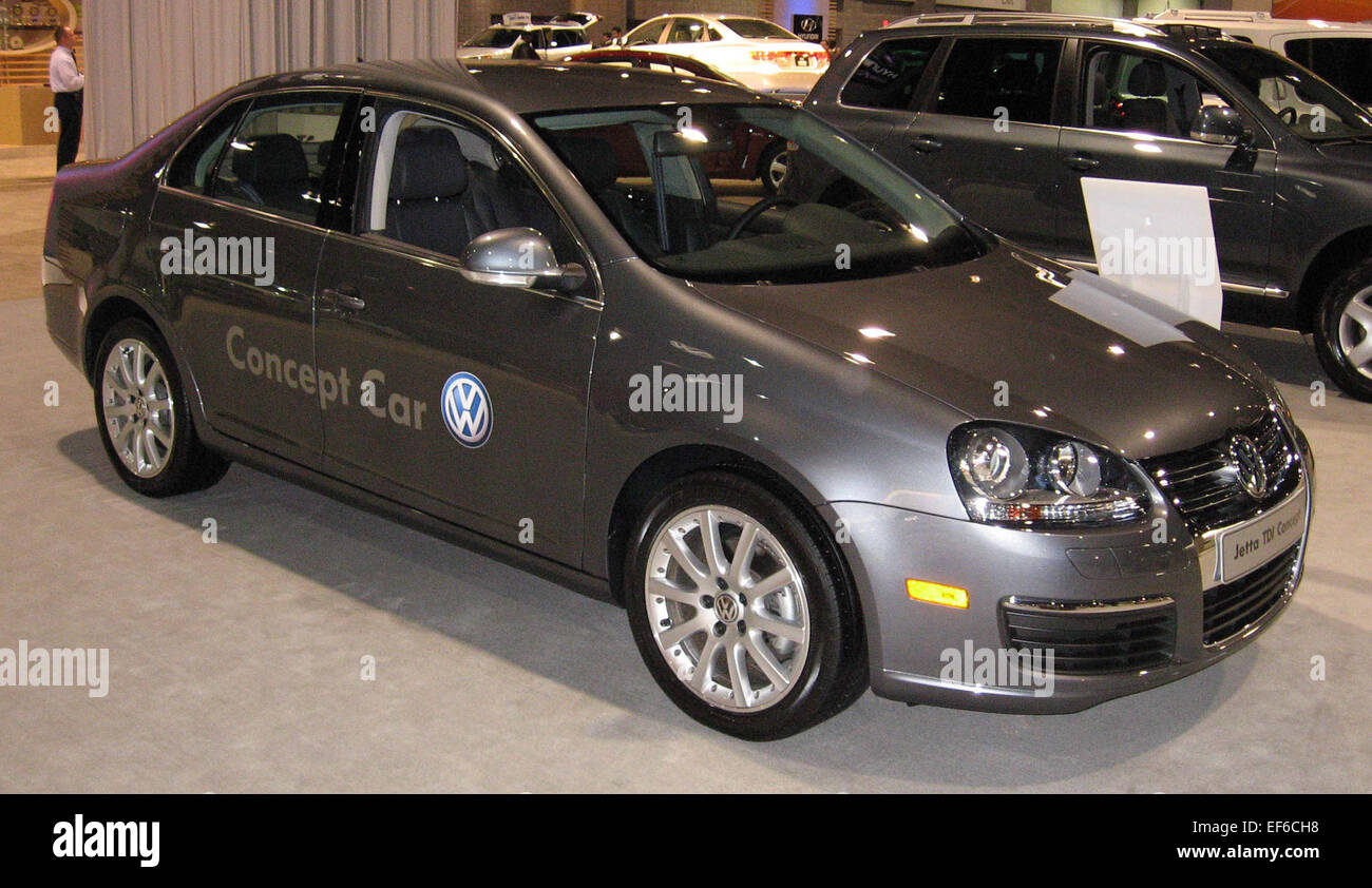 Der Volkswagen Jetta TDI Concept 2008 präsentiert eine dieselbetriebene Version der beliebten Kompaktlimousine. Mit seinem sauberen Dieselmotor bietet er eine beeindruckende Kraftstoffeffizienz und reduzierte Emissionen, was ihn zu einer umweltfreundlichen Option macht, während er die charakteristische Leistung und das Design des Jetta beibehält. Stockfoto