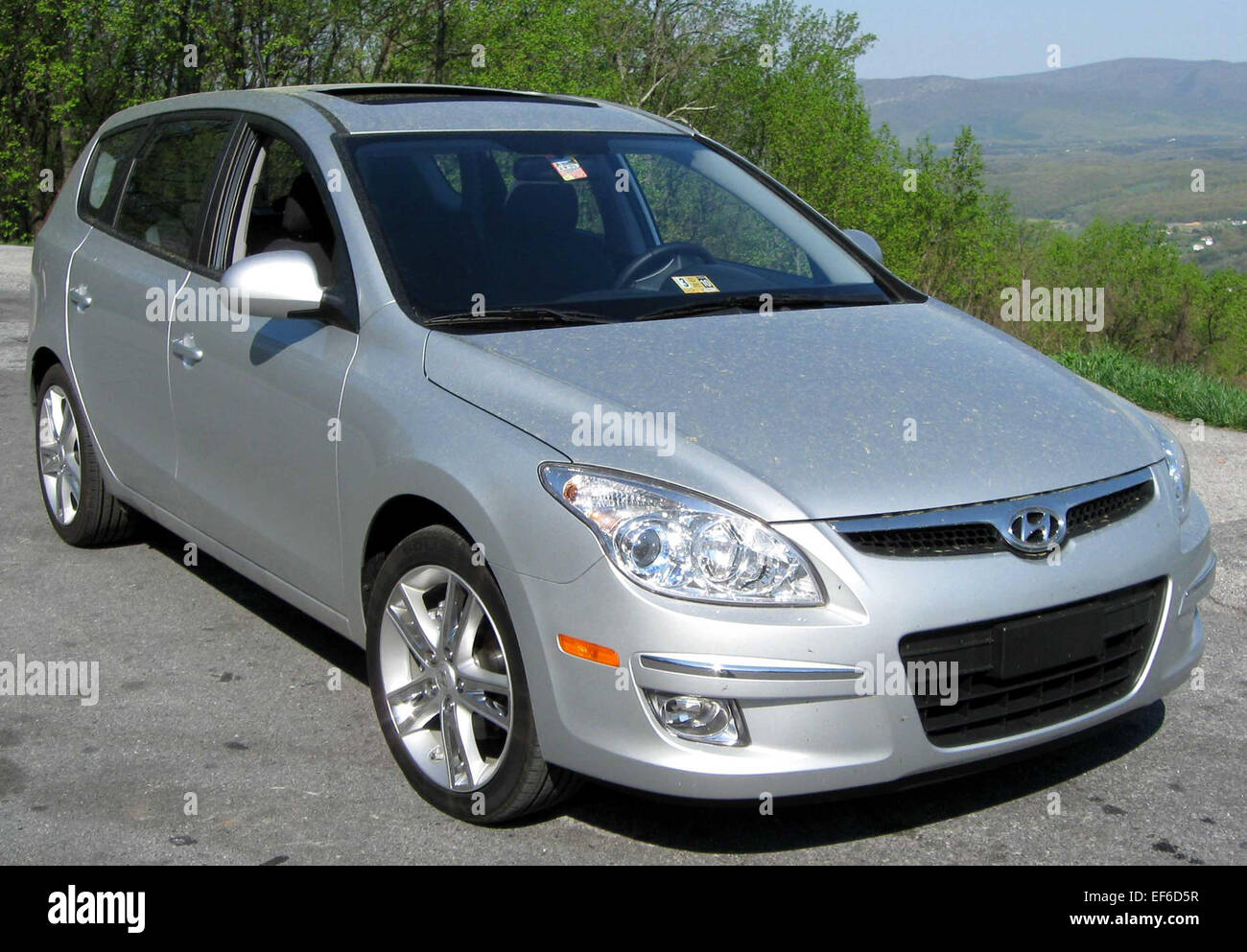 Der Hyundai Elantra Touring 2009 ist ein kompaktes Fließheck, das Vielseitigkeit und Funktionalität bietet. Der Elantra Touring wird von einem 2,0-Liter-Vierzylindermotor angetrieben und sorgt für einen soliden Kraftstoffverbrauch und ein komfortables Fahrgefühl. Die Fließheck-Konstruktion bietet flexiblen Laderaum, während der Innenraum mit modernen Merkmalen wie einem CD-Player und optionalen Ledersitzen ausgestattet ist. Zu den Sicherheitsfunktionen gehören Airbags und Antiblockiersystem. Stockfoto