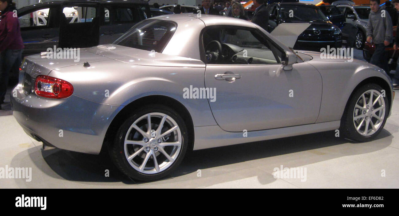 Das 2009 Mazda MX-5 Hardtop DC (Mazda Miata) ist ein zweisitziges Cabriolet mit einziehbarem Hardtop, das eine Balance zwischen sportlicher Leistung und Fahrgefühl im Freien bietet. Der MX-5 ist bekannt für sein agiles Handling und sein kompaktes Design und ist ein sportlicher und effizienter Sportwagen. Stockfoto