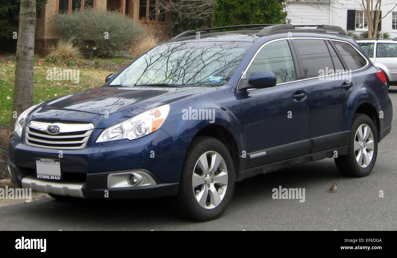 Der 2010-2012 Subaru Outback 3.6R ist ein mittelgroßer Crossover-SUV mit einem 3,6-Liter-Sechszylindermotor und Allradantrieb, der ein hervorragendes Handling, Geländegängigkeit und einen geräumigen Innenraum bietet. Stockfoto