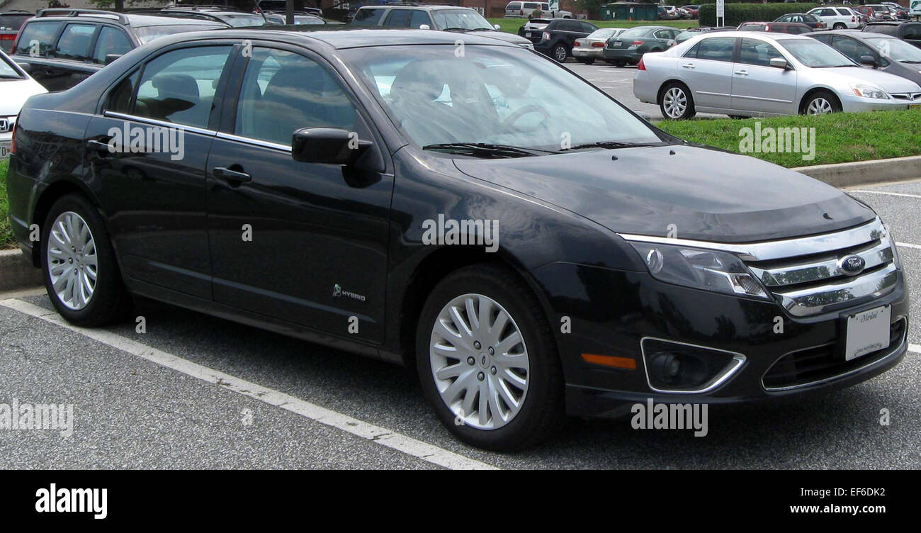 Der Ford Fusion Hybrid 2010 kombiniert einen 2,5 l-Vierzylindermotor mit einem Elektromotor für eine verbesserte Kraftstoffeffizienz. Der Fusion Hybrid ist bekannt für sein komfortables Fahrverhalten und sein umweltfreundliches Design und bietet ein ausgewogenes Verhältnis zwischen Leistung und Funktionalität mit dem Schwerpunkt auf der Senkung des Kraftstoffverbrauchs. Stockfoto